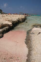 Różowego piasku jest tu więcej niż na Elafonisi