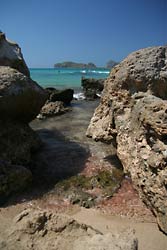 Wulkaniczne skały i różowy piasek