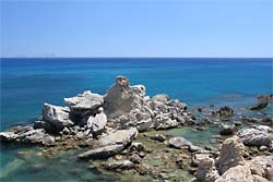 Malownicze skałki przy zachodnim brzegu zatoki