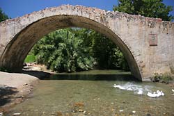 Megalou Potamou przepływająca pod mostem