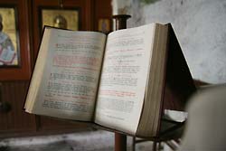 Biblia wystawiona we wnętrzu klasztoru